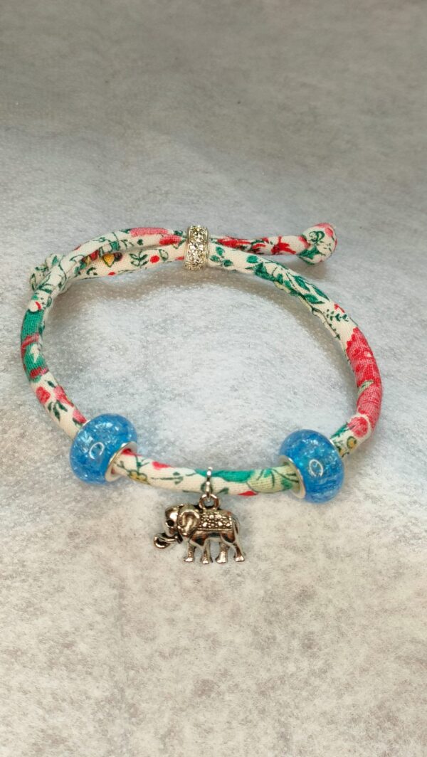 Bracelet pour enfant en tissu blanc avec des touches fleuries